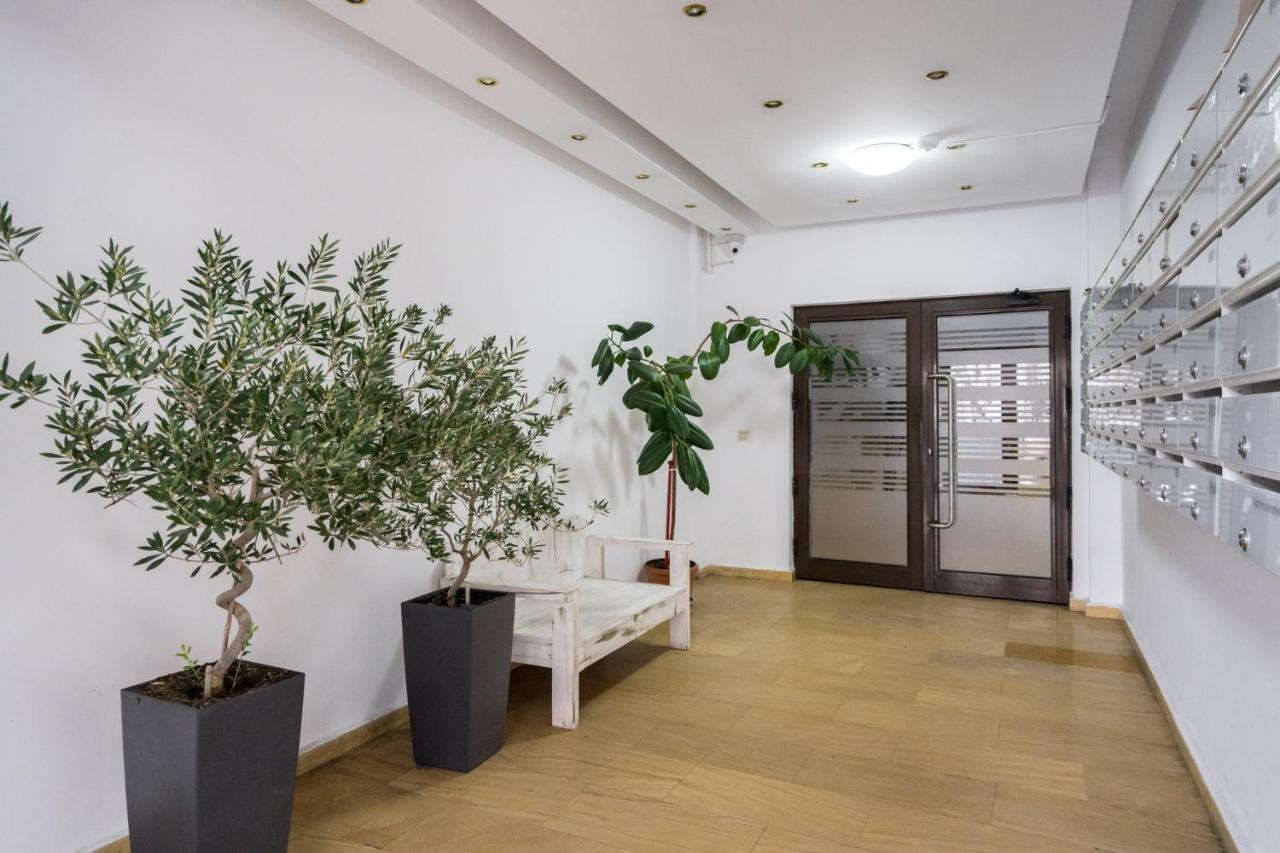 Jungle Escape - Luxe 1-Br Haven In Bucharest Apartment Ngoại thất bức ảnh