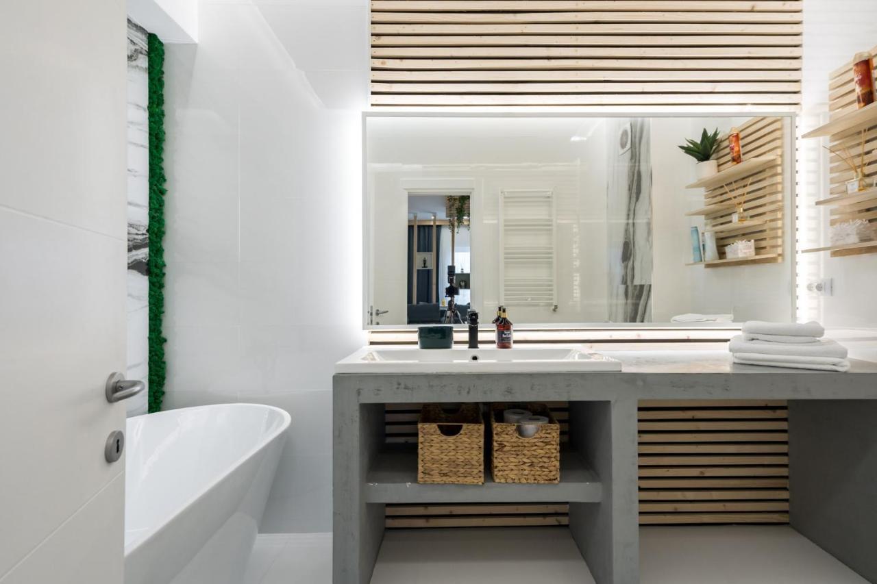 Jungle Escape - Luxe 1-Br Haven In Bucharest Apartment Ngoại thất bức ảnh